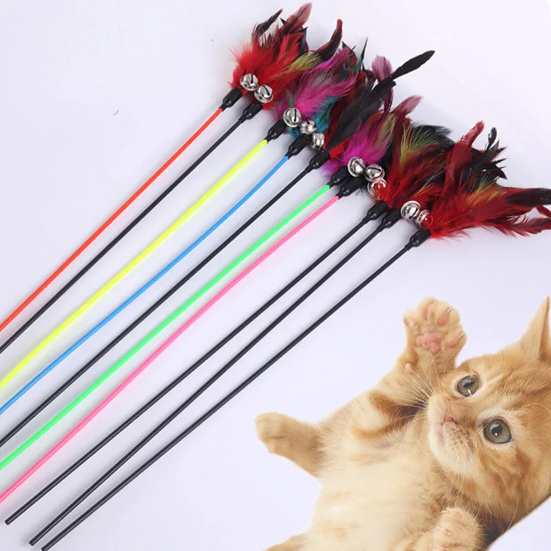 Забавная игрушка для кошек-котят 60 см, палочка-подвеска с маленьким колокольчиком, перьями, игровой стержень для домашних животных, щенков, проволочный зажим, продукты случайного цвета.