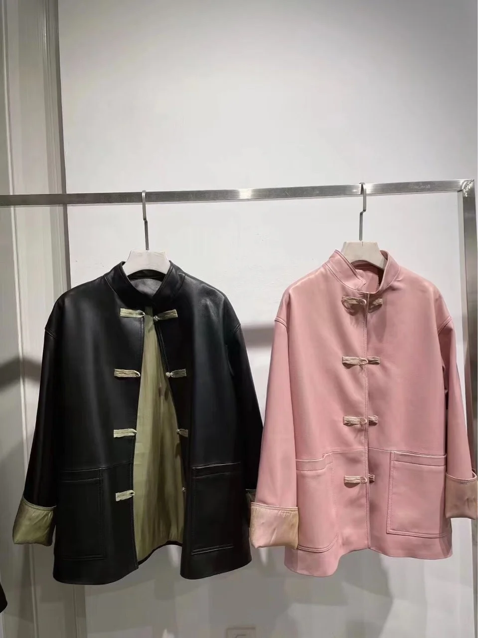 

Новинка 2021, осенне-зимняя одежда Тан, рубашка из хлопка и овчины контрастных цветов, модное кожаное женское пальто в национальном стиле