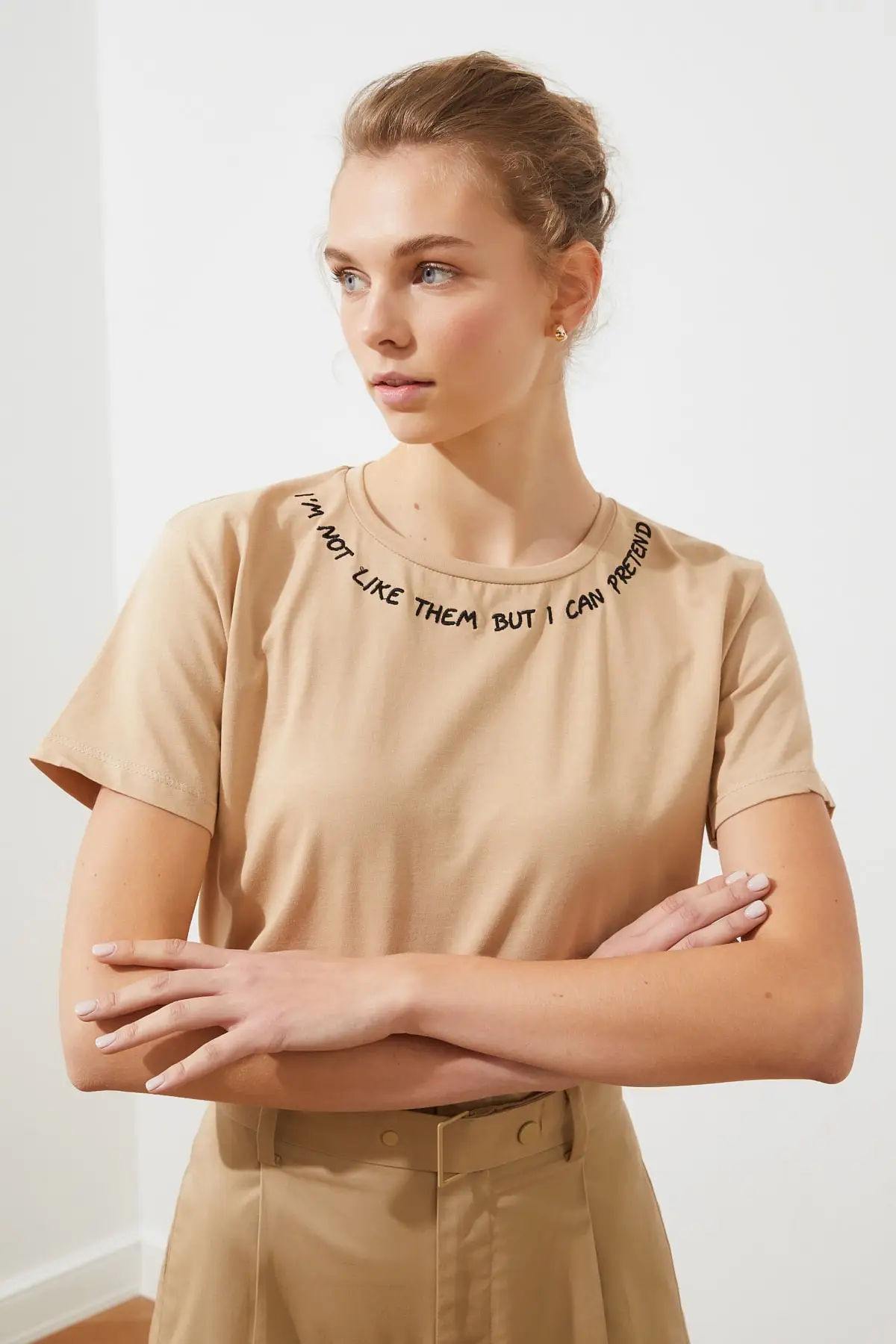 Укороченная трикотажная футболка с вышивкой Trendyol TWOSS20TS0485|Футболки| |