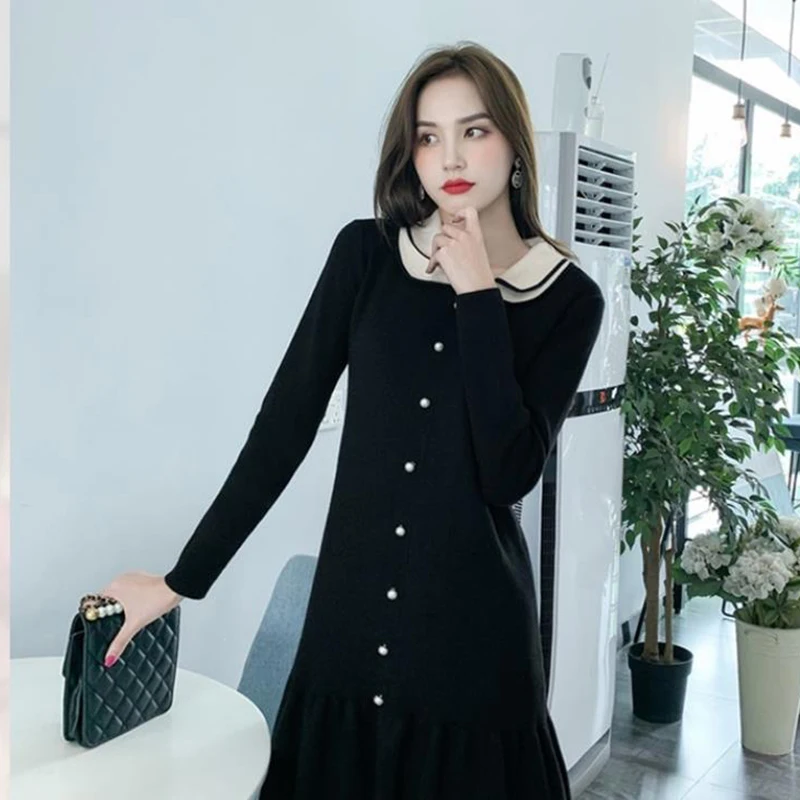 Женское трикотажное мини-платье с круглым вырезом длинным рукавом и воланом |