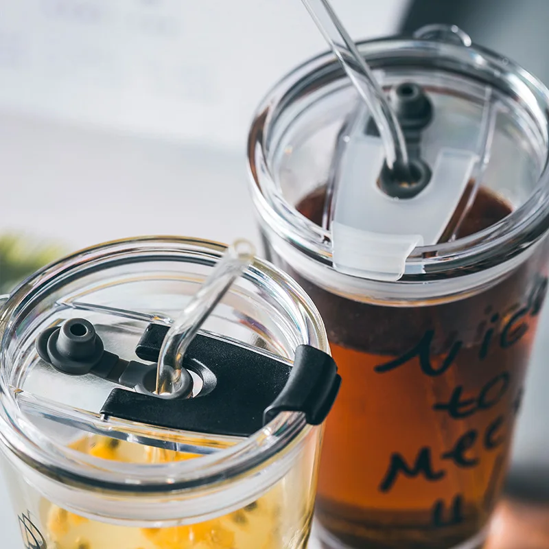 Простая стеклянная кружка в скандинавском стиле с черным буквенным принтом