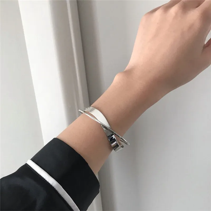 Женский блестящий браслет двухслойный неправильной геометрической формы с