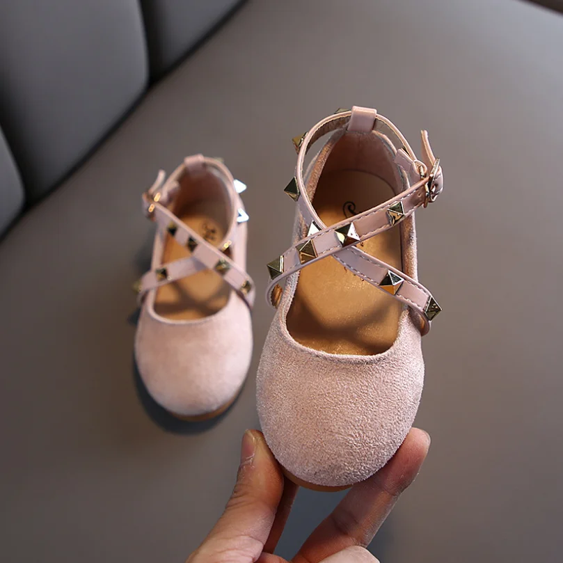 Замшевые туфли для девочек с перекрестными ремешками Детская обувь заклепками