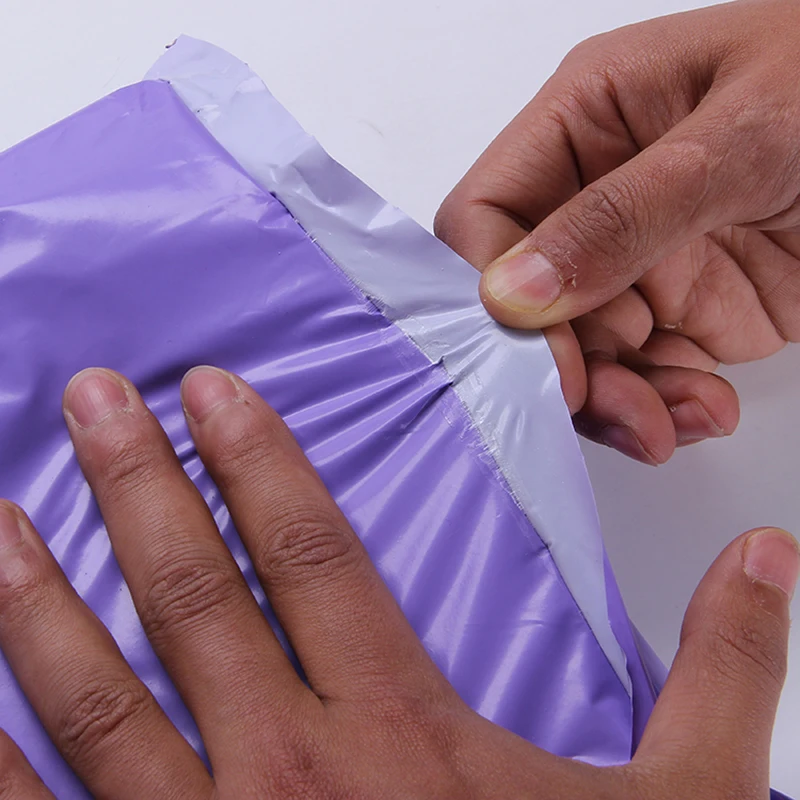 Фиолетовая упаковка для курьерской почты Полиэтиленовая отправка самоклеящаяся