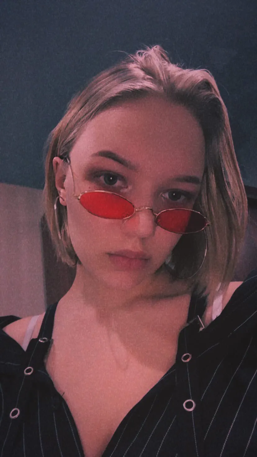 

1 pc Retro Small Oval Sunglasses Women Vintage Brand Shades Black Red Metal Color Sun Glasses Fashion Design Eyeglasses