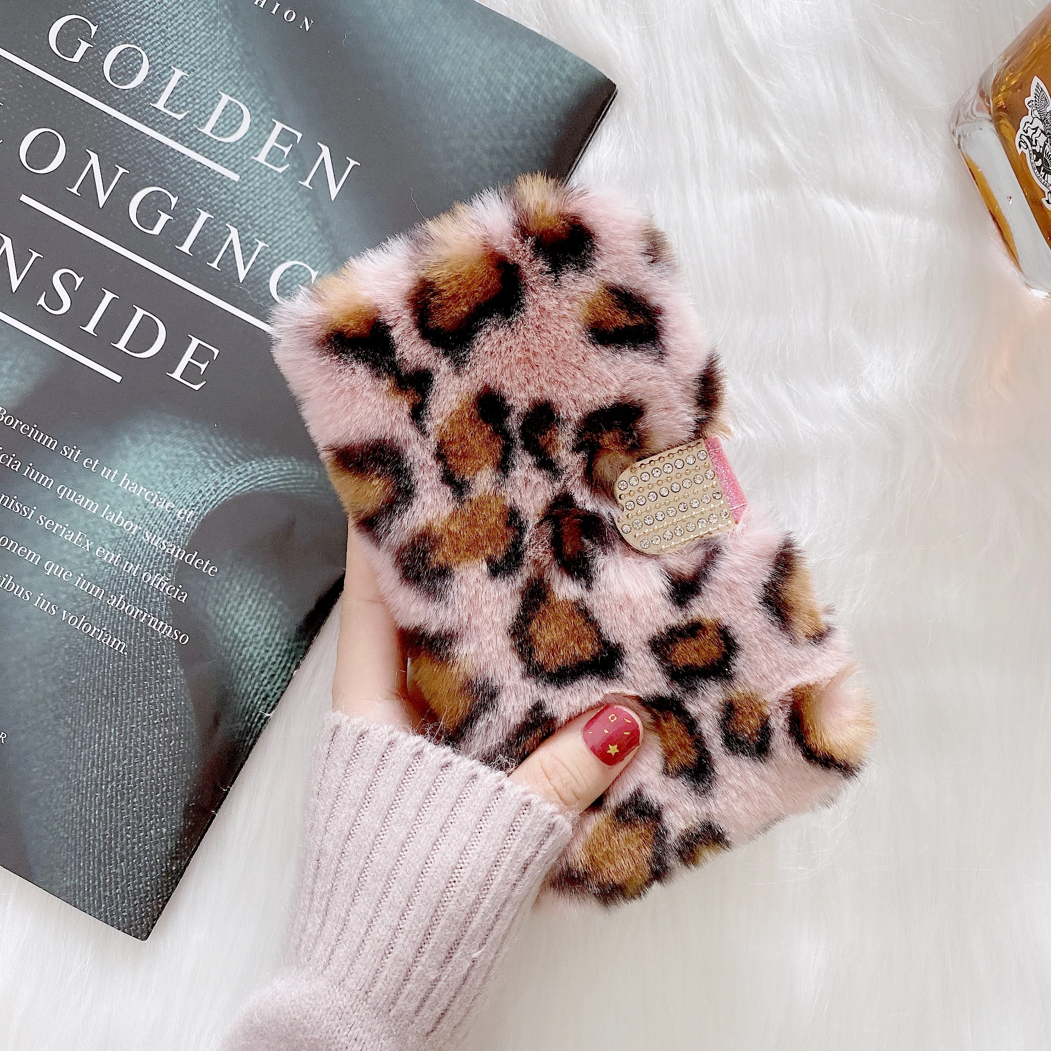 Кожаный чехол-бумажник с откидной крышкой леопардовой пушистой меховой