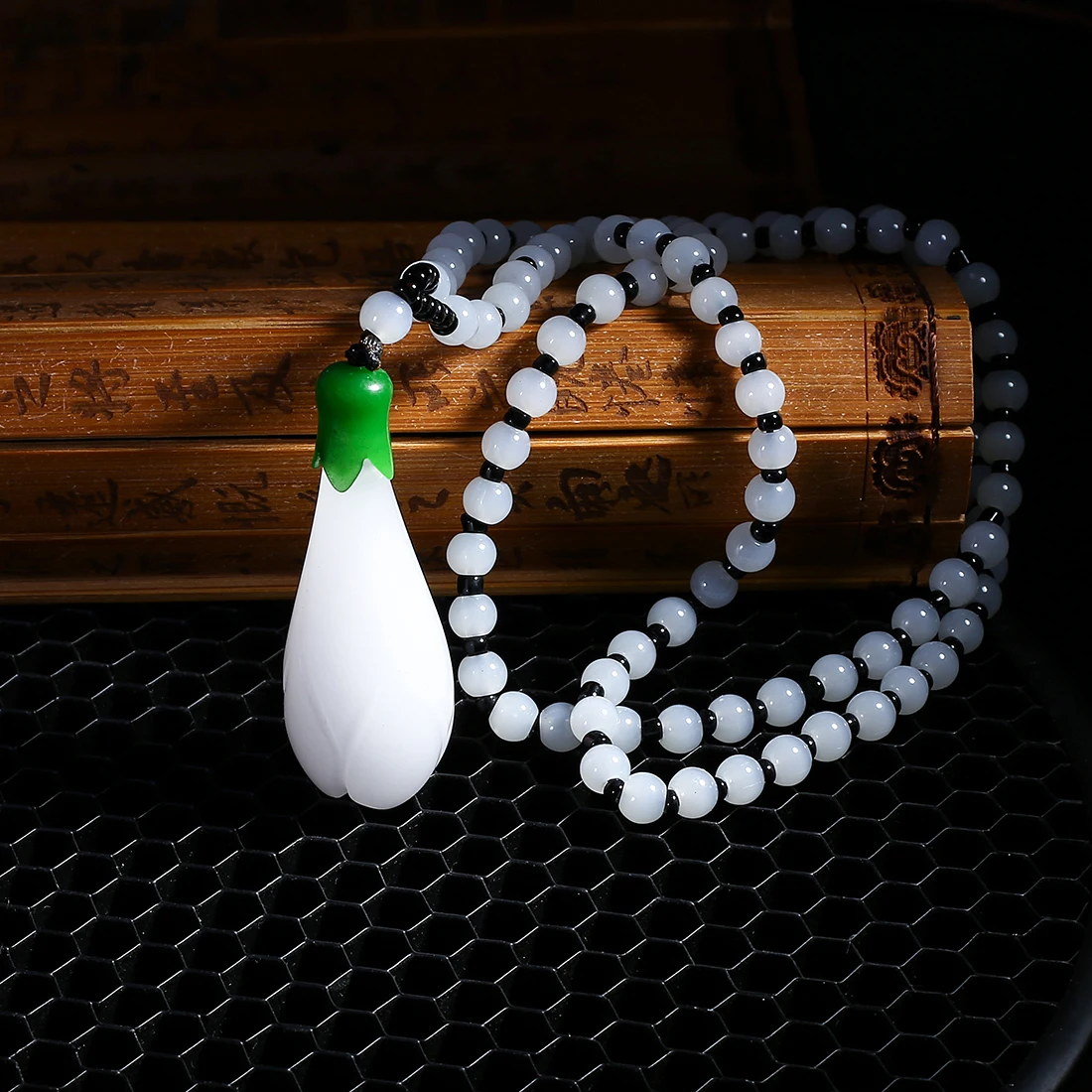 Природные ручной нефрита сорта хотанской (Hetian) белый нефрит цветок кулон