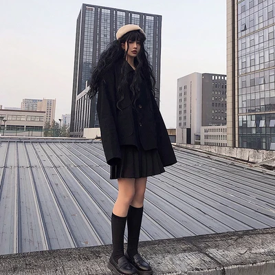 Женская Осенняя куртка в стиле темного цвета свободная с длинными рукавами и