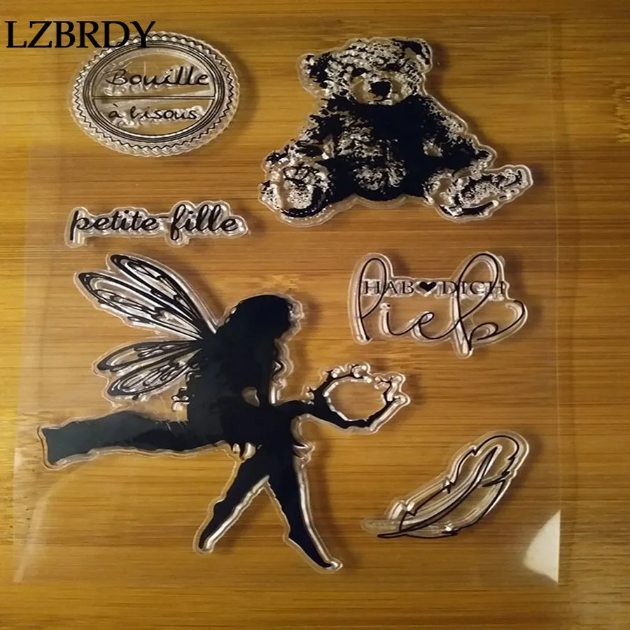 Милый сидячий медведь красивый ангел круг монеты буквы сердце прозрачные штампы