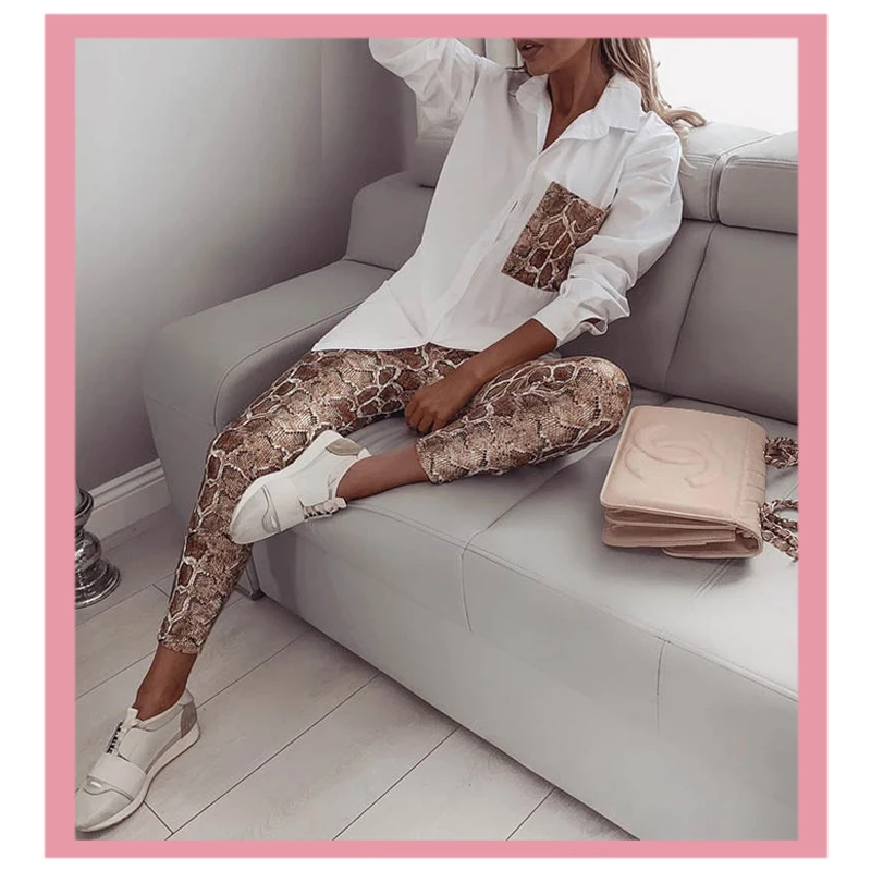 Женский комплект из двух предметов блузка со змеиным принтом и длинные брюки с