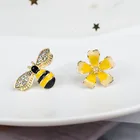 Новые ассиметричные серьги в виде пчелы и цветов, Изысканный милый подарок для девочек на день рождения, предотвращающие аллергию, миниатюрные серьги-гвоздики карамельных цветов