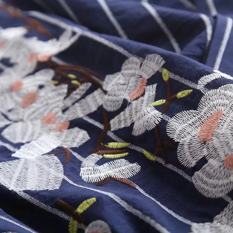 Женское платье рубашка в полоску с вышивкой и круглым вырезом на