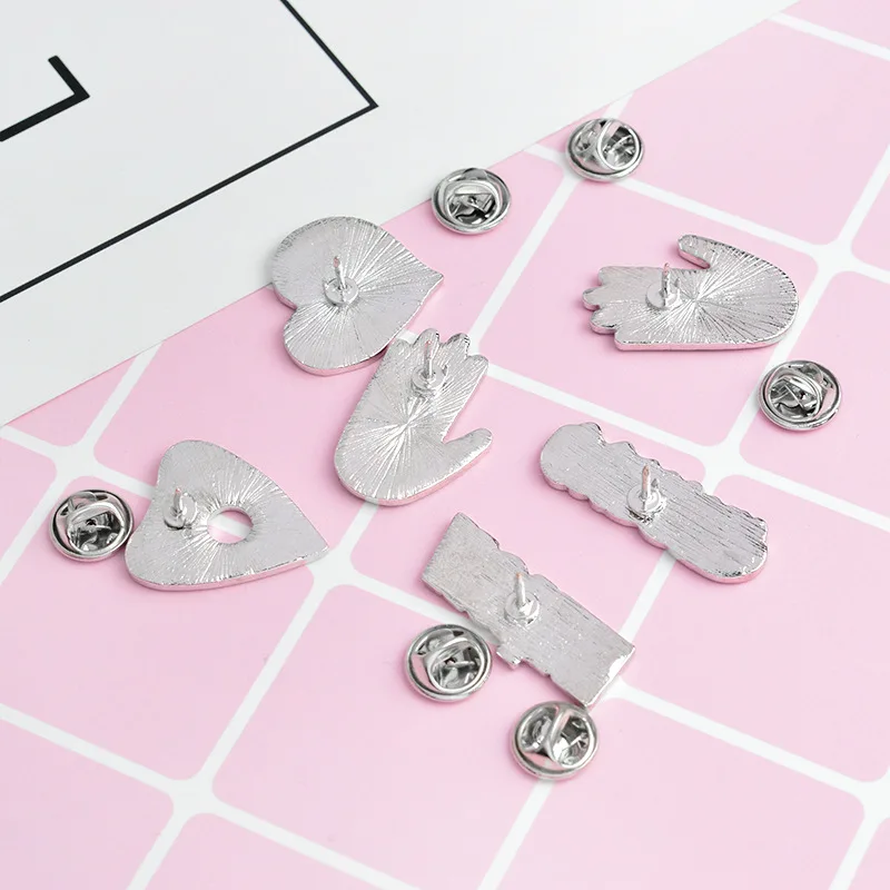

Black Magic Witch Hand Heart Enamel Brooch for Woman Badge Shirt Enamel Pin Brooches for Men Metal Pin Jewelry Accesorios