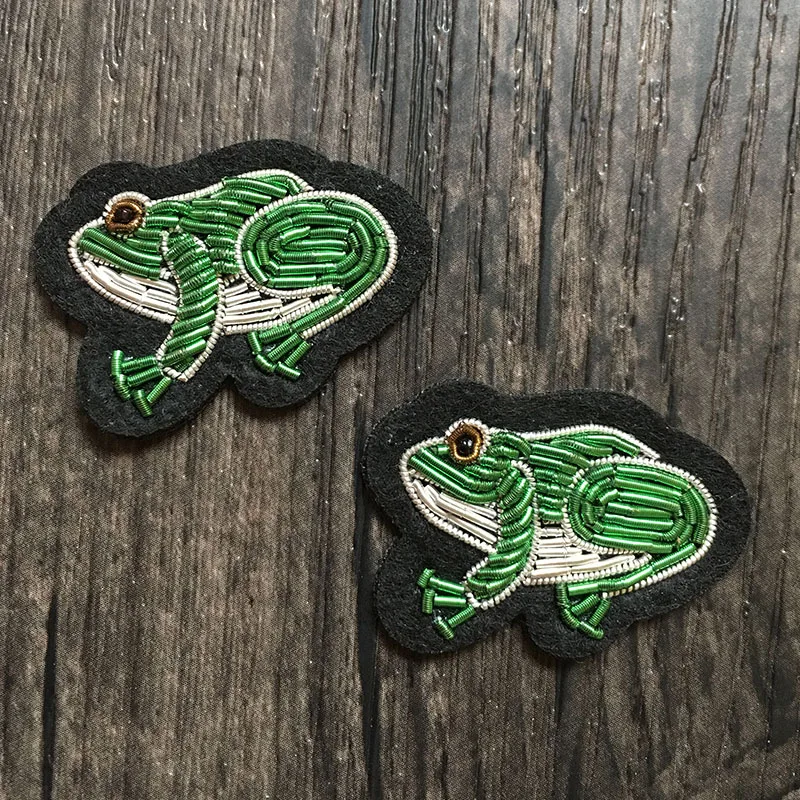 

1 Pic 3.5*2.5cm Handcraft Embroidery Indian Silk Brooch Frog Pattern Metal Wire Imported Silk Cloth Sticker brooches for women