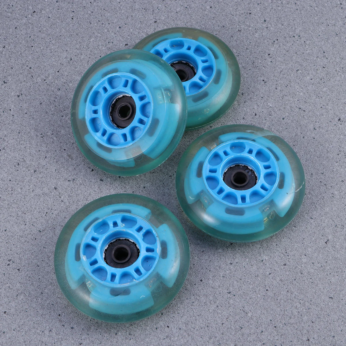 

4 встроенных роликовых колеса 64 мм для замены на открытом воздухе (случайный цвет)