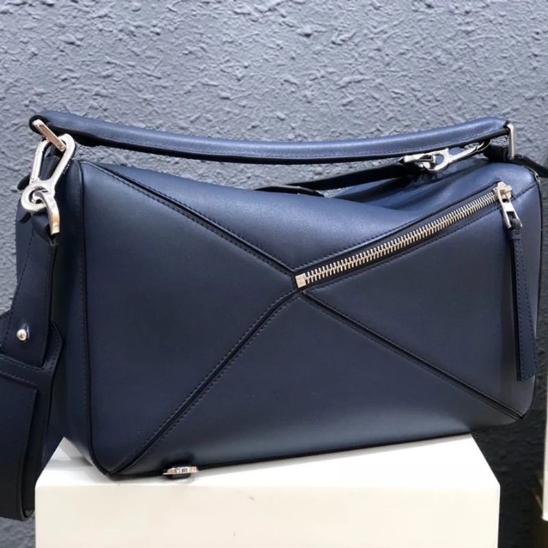 

2021 Fashionable And Elegant Women's New Handbag, Soft And Comfortable Leather, Perfectly Combined With Metal Design