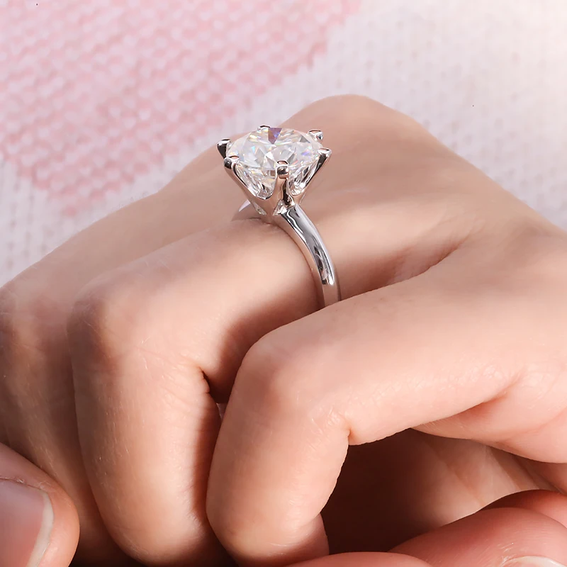 Кольцо обручальное из белого золота 5 0 карат D VVS1 с круглым муассанитом в форме