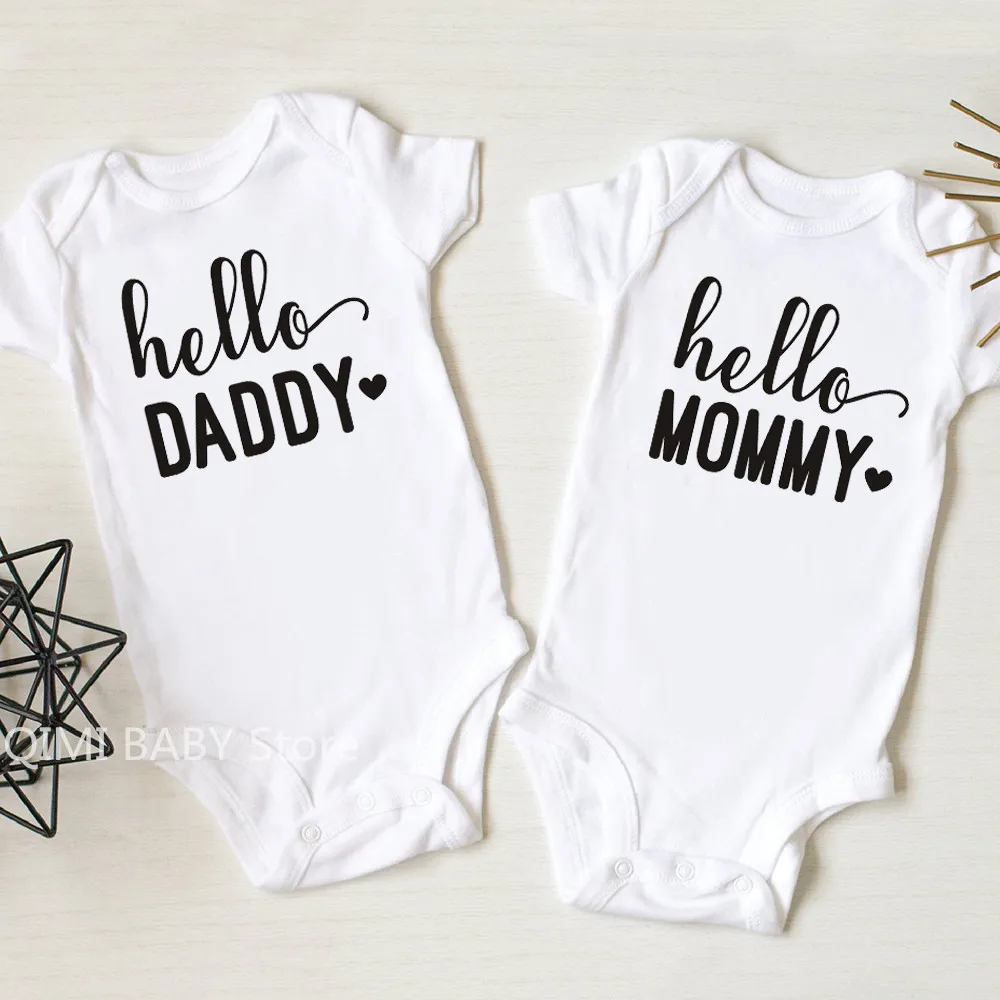 

Newborn Baby Girls Boys Clothes Short Sleeve Bodysuits Hello Daddy Mommy Print Jumpsuit Outfits Cotton Baby Announcement Onesies