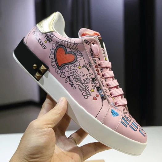 Pink Дизайнерская обувь; китайские кроссовки на плоской подошве; вышитая спортивная обувь с заклепками; Женская итальянская обувь из натуральной кожи с вышивкой из страз - Цвет: Pink