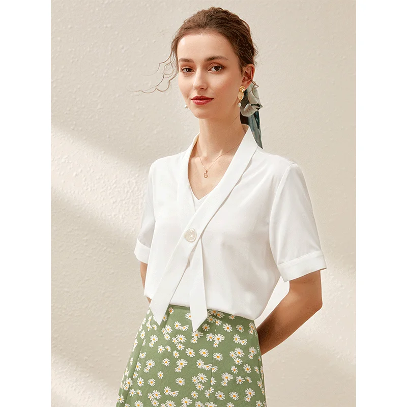 Белая женская рубашка с лентой коротким рукавом и V образным вырезом| |