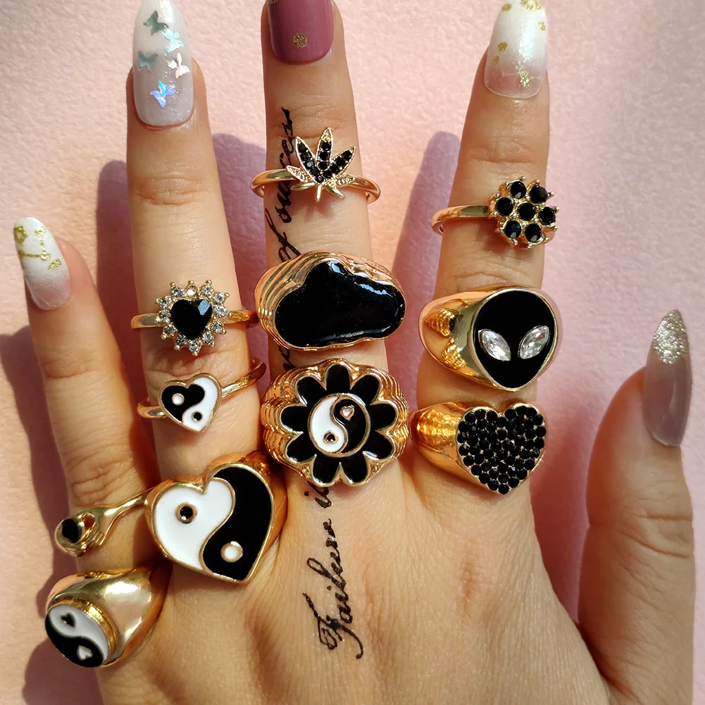 Черного цвета в стиле панк с украшением виде кристаллов цветами и сердцами лист