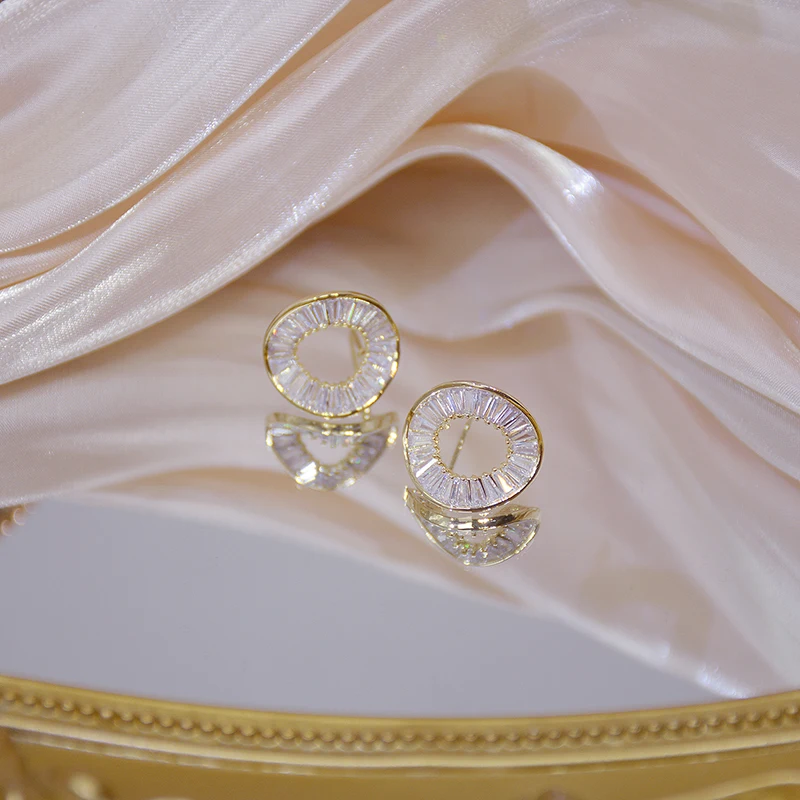 

VILAGE Gold Color Fashion Irregular Circle Earring for Women Brilliant Stud Earring Brincos Wedding Ear Stud