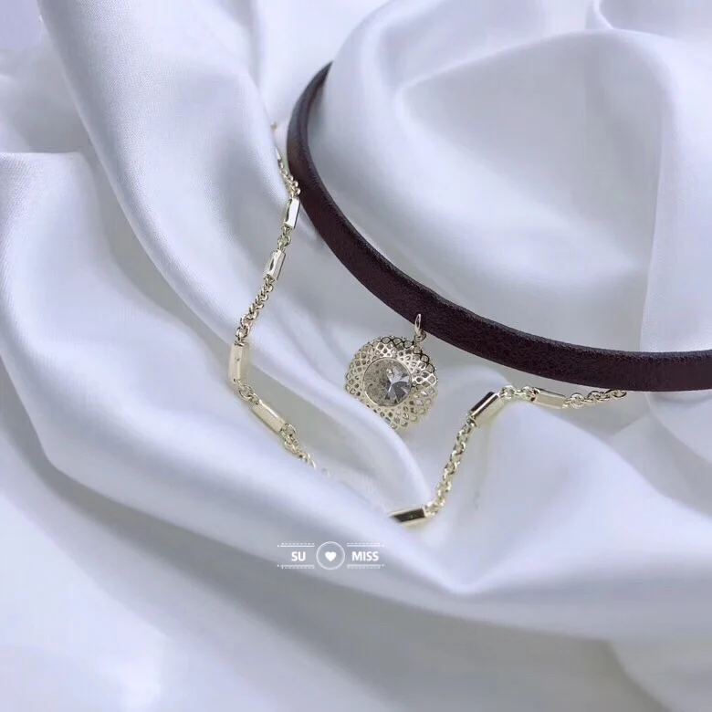 Ожерелье-чокер женское с круглым кулоном из черной кожи | Украшения и аксессуары