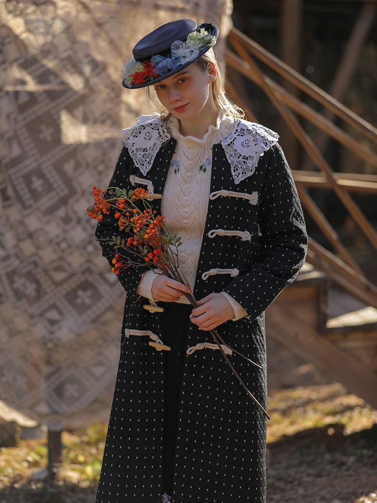 Женское шерстяное пальто в горошек с вышивкой