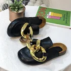 Шлепанцы женские с золотой цепочкой, повседневные сандалии на плоской подошве, без застежки, с круглым носком, сланцы, брендовый дизайн, 2021