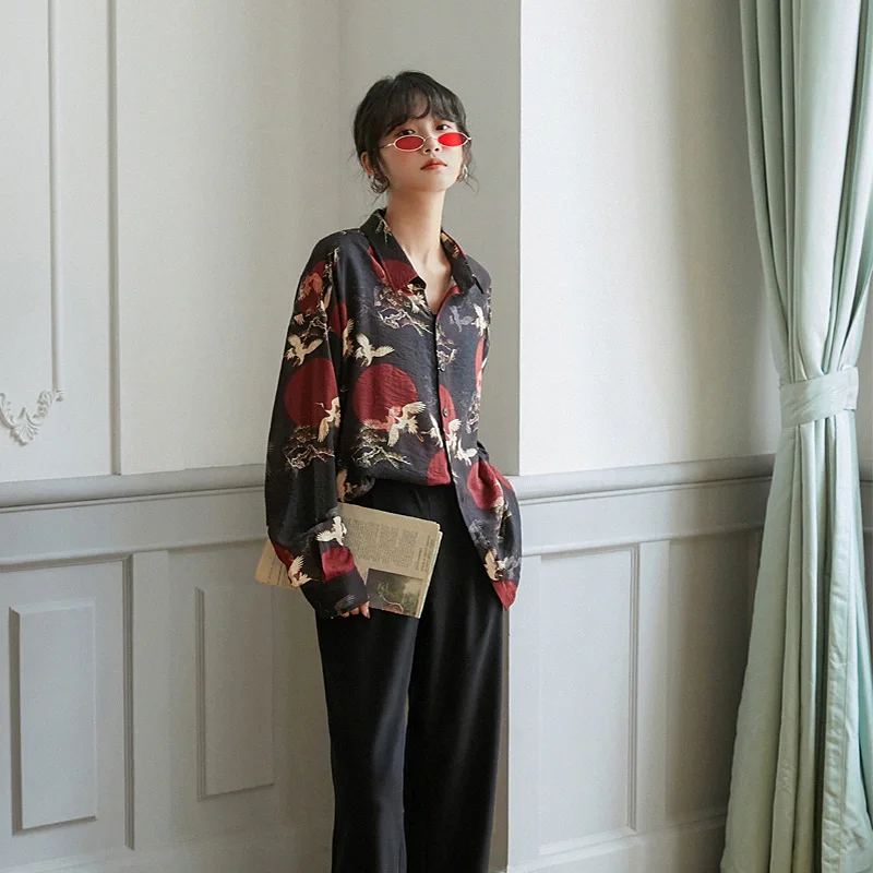 Женская винтажная рубашка QWEEK черная Свободная с анималистическим принтом на