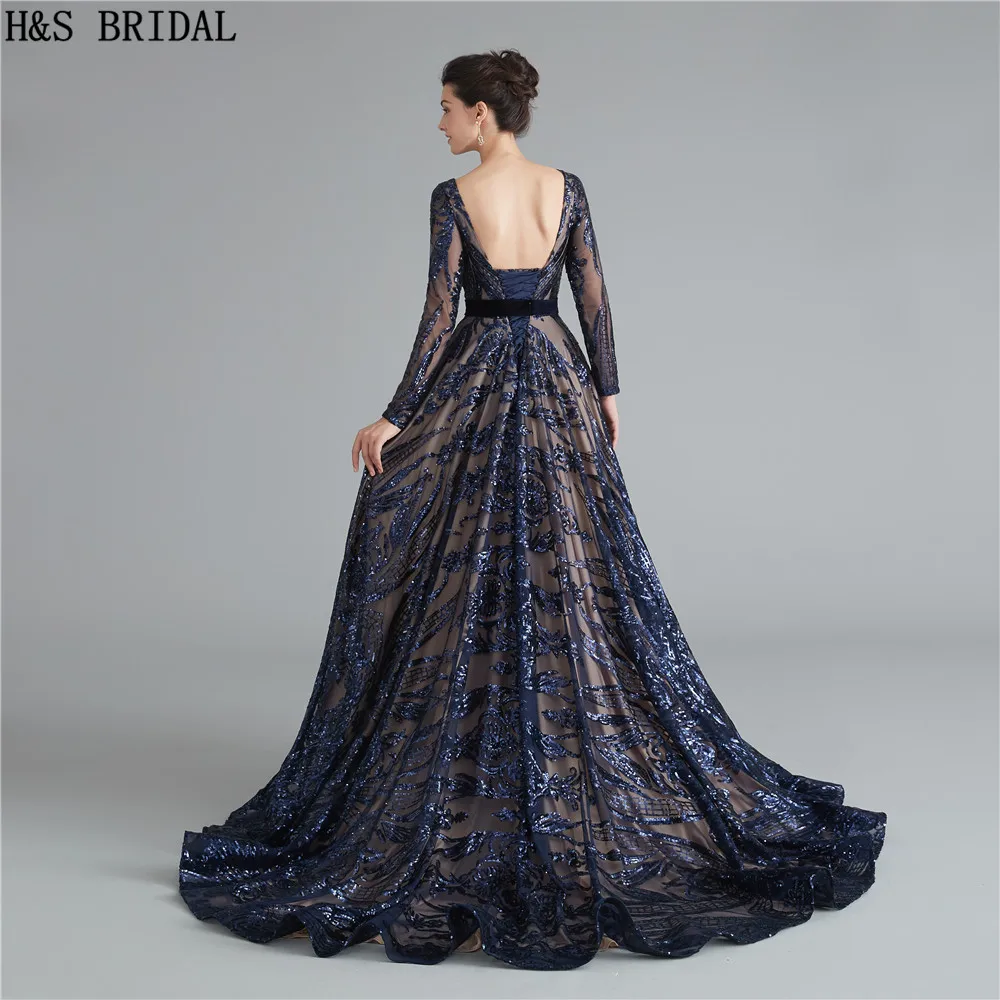 Женское вечернее платье с блестками темно синее длинными рукавами и открытой