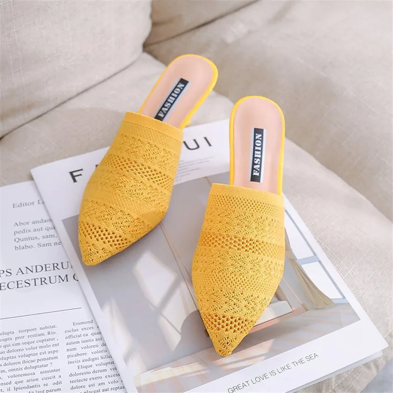 Модные женские плетеные туфли на среднем каблуке с острым носком без задника