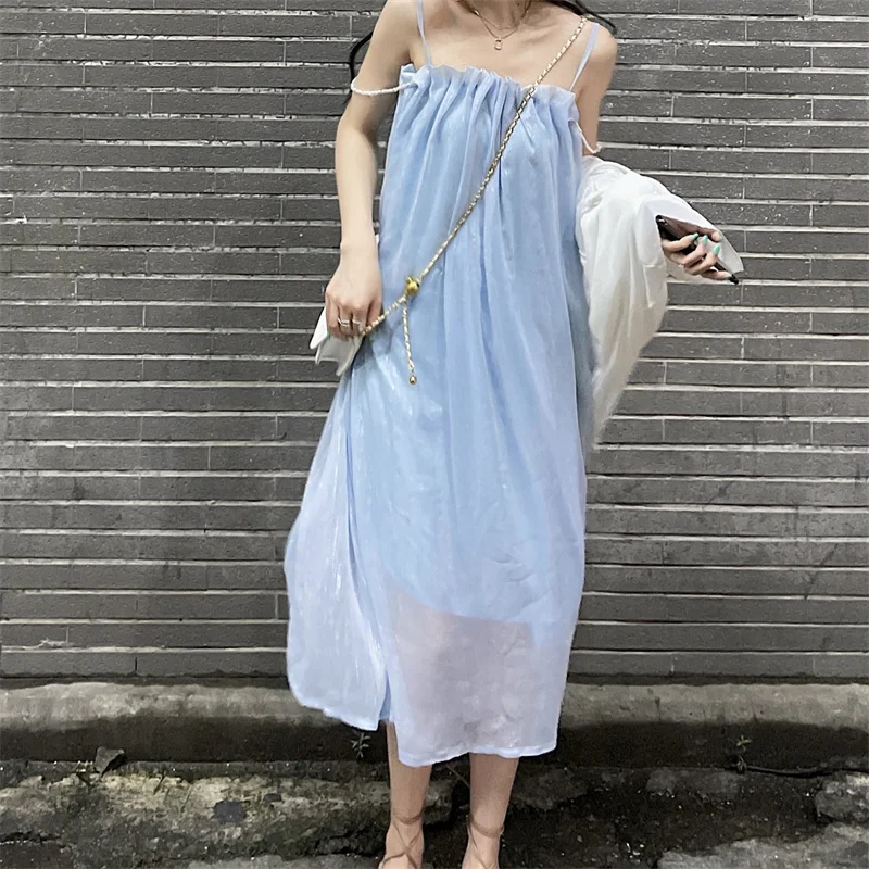 Сказочное платье с вертикальными полосками блестящее женское на бретелях |