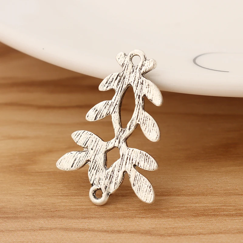 Рисунок 2 - Подвески в виде веточки с листьями