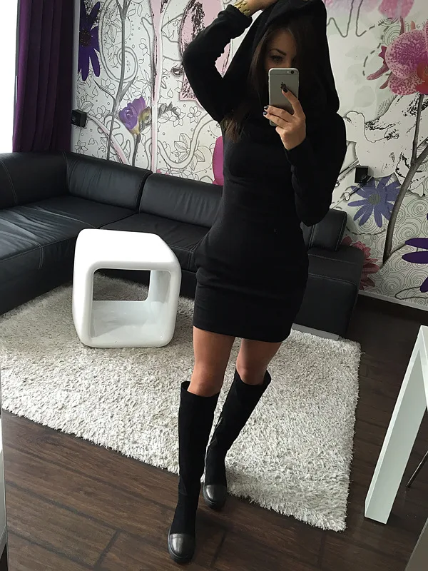 Теплое платье свитер с капюшоном и сумочкой теплое трехцветное на весну осень