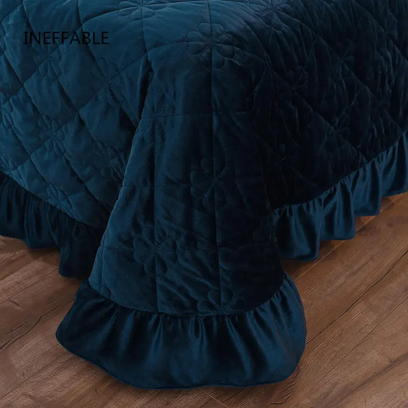 Мягкое бархатное стеганое покрывало темно-серого цвета постельное белье