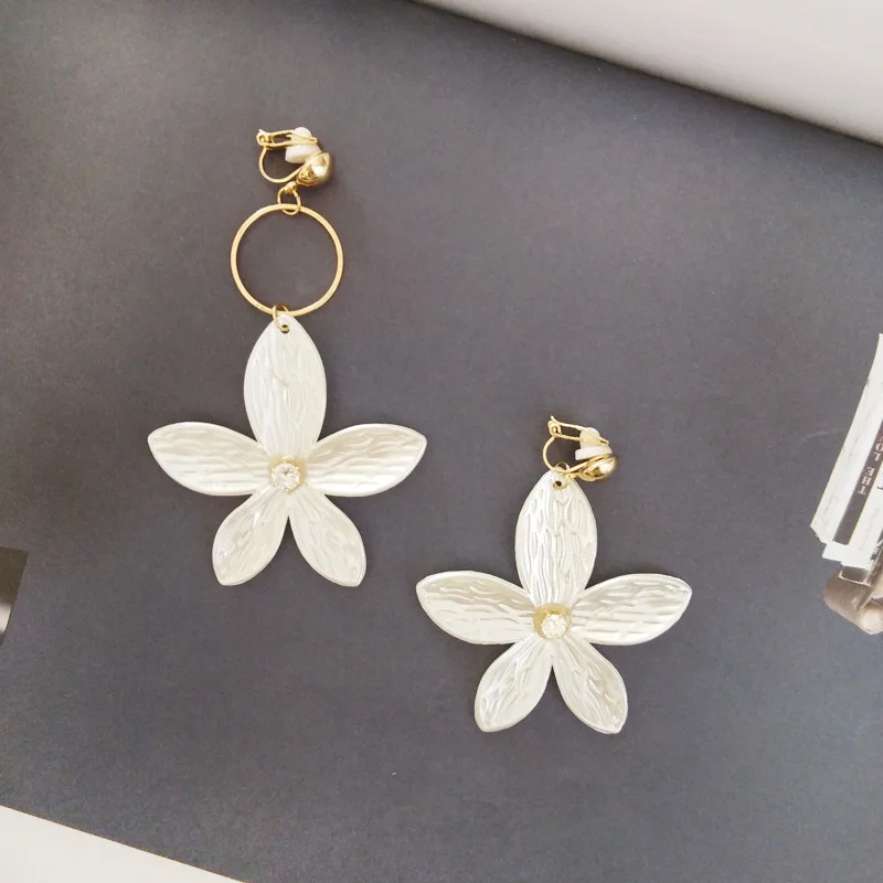 Женские серьги клипсы в виде цветка большие белые акриловые висячие украшения