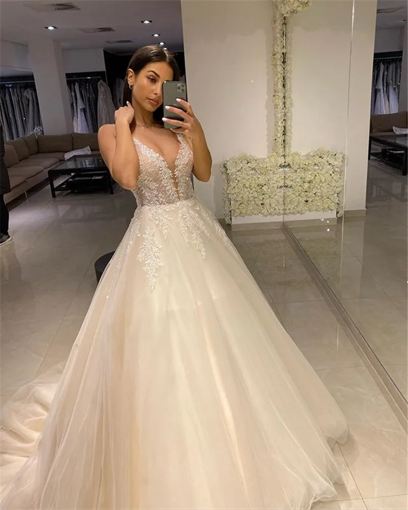 Кружевное свадебное платье с глубоким V-образным вырезом 2020 | Свадьбы и торжества