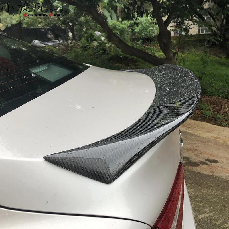 Для новой машины скорой помощи Toyota Camry настоящий спойлер из углеродного волокна