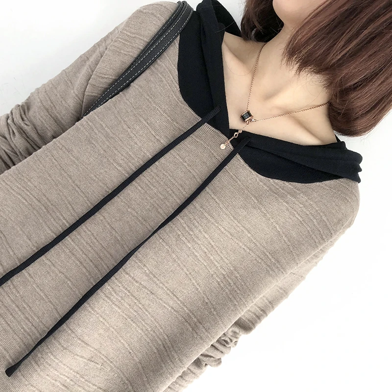 Женский свитер с капюшоном контрастного цвета тонкий весенне-осенний вязаный