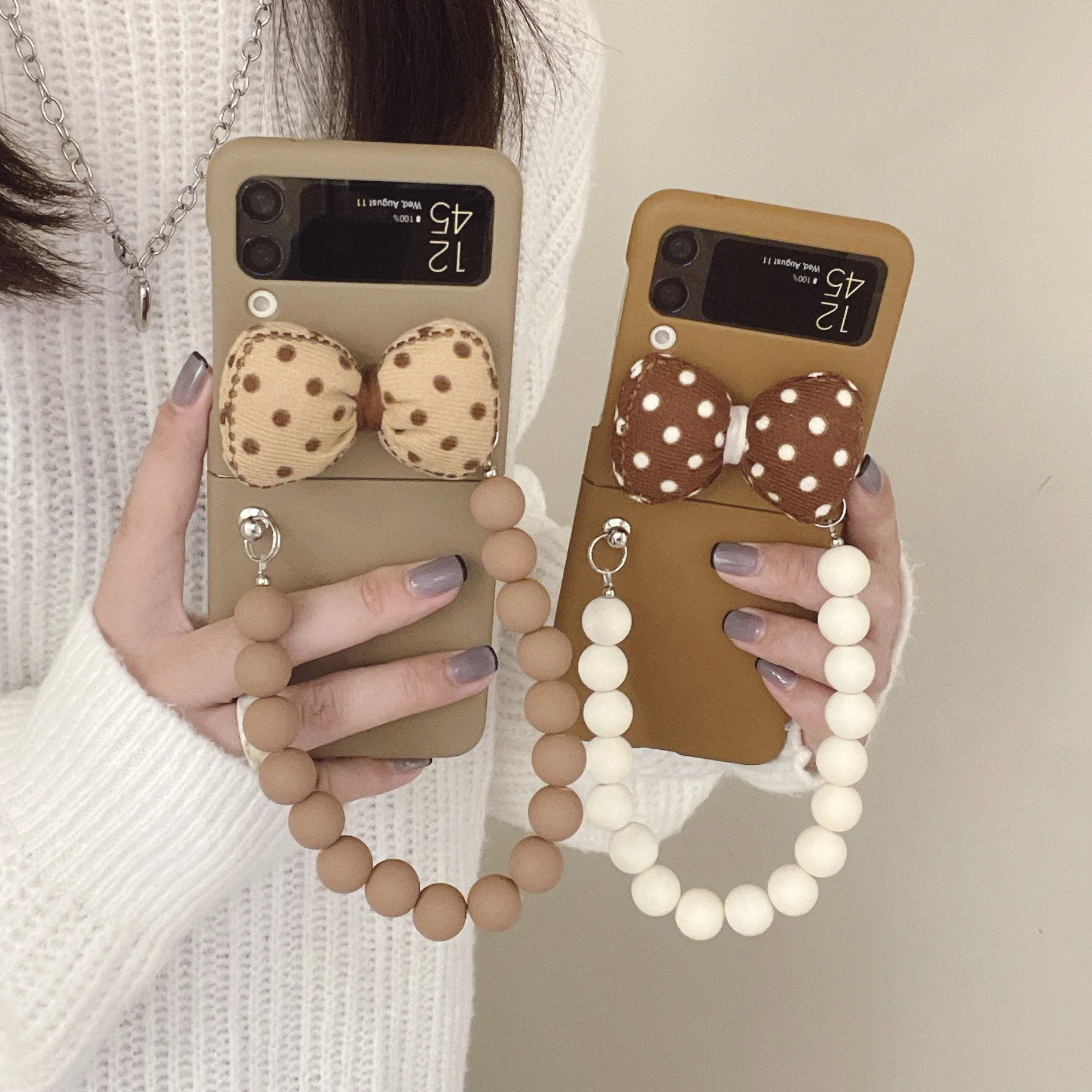 

Z Flip 3 Beads Wrist Lanyard Chain Phone Case for Samsung Galaxy Z Flip 3 5G Shockproof Shell Fashion Bowknot Chaim Back Cover