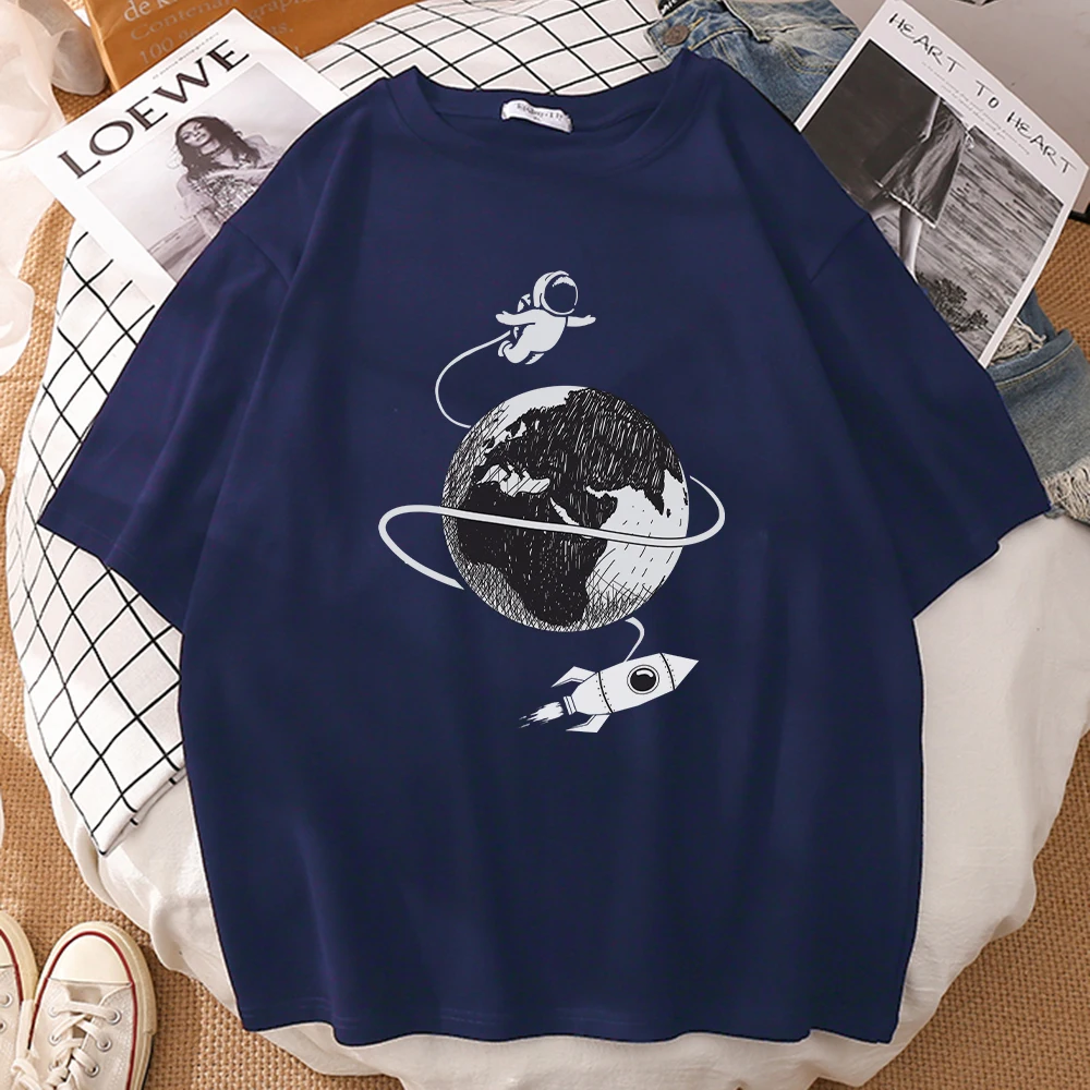 

Футболка мужская с принтом астронавта путешествия в космосе, модный крой, качественная тенниска в стиле простоты, крутая майка оверсайз с к...