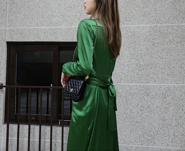 Женское атласное платье макси изумрудно-зеленое с перекрученным поясом