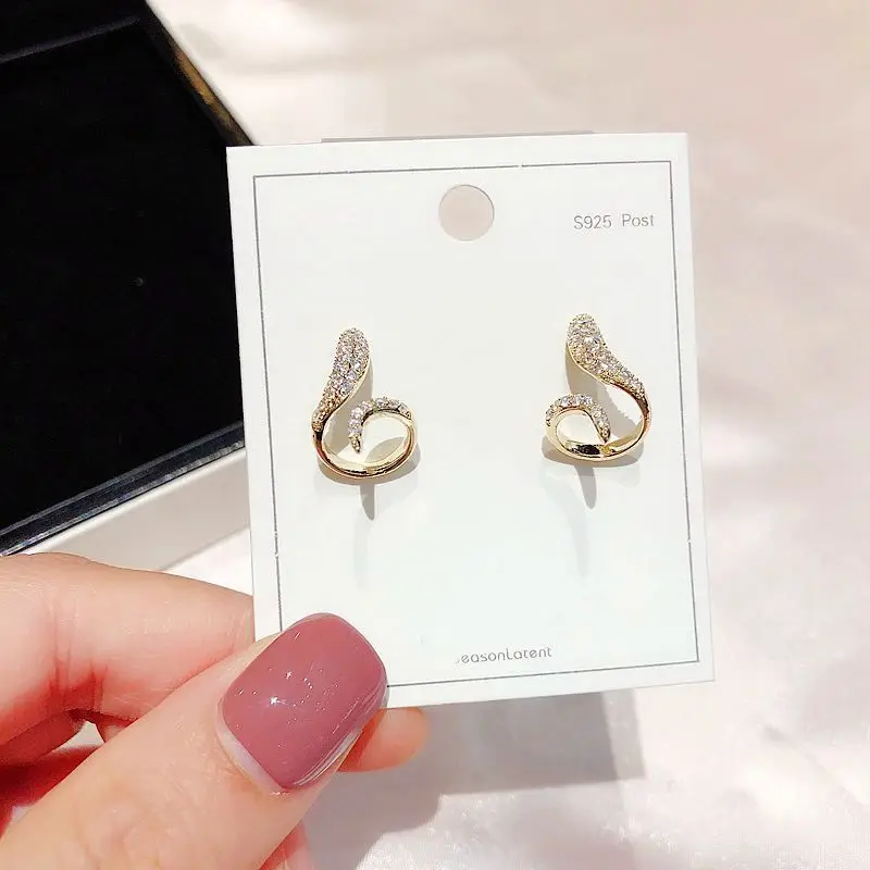 Изысканные серьги в виде змеи с кристаллами из фианита золотого цвета