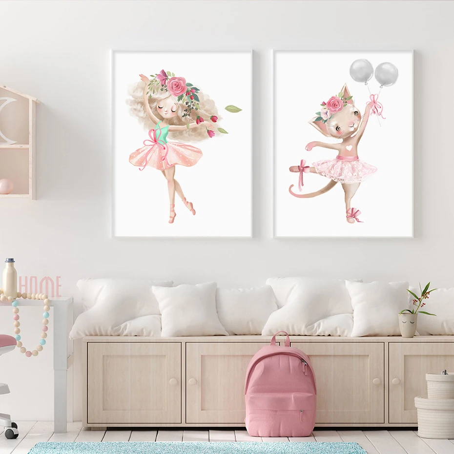 Картина на холсте с изображением кролика в цветочном узоре с персонализированным именем для украшения детской комнаты маленькой девочки.