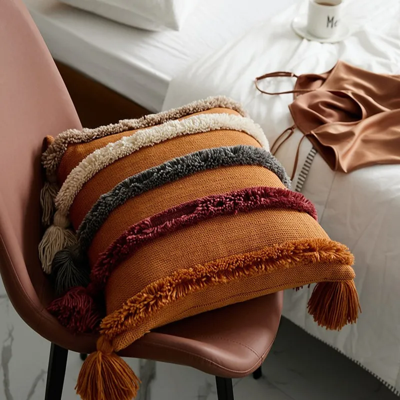 Наволочка для подушки Biege с оранжевыми кисточками ворсовая трикотажная