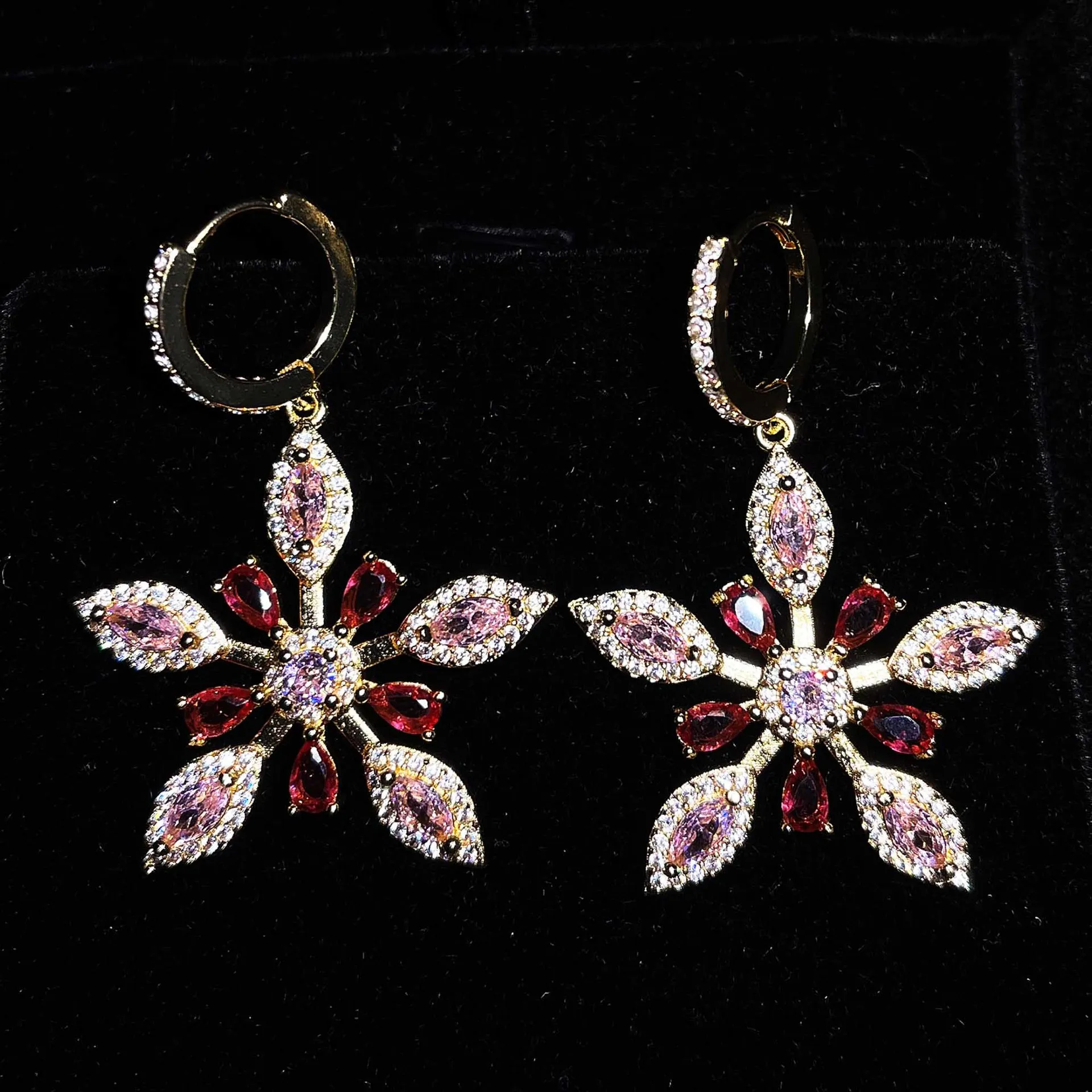 

Inspired craftsmanship inlaid ruby dazzling color snowflake earrings, luxurious and sparkling, exquisite women's jewelry