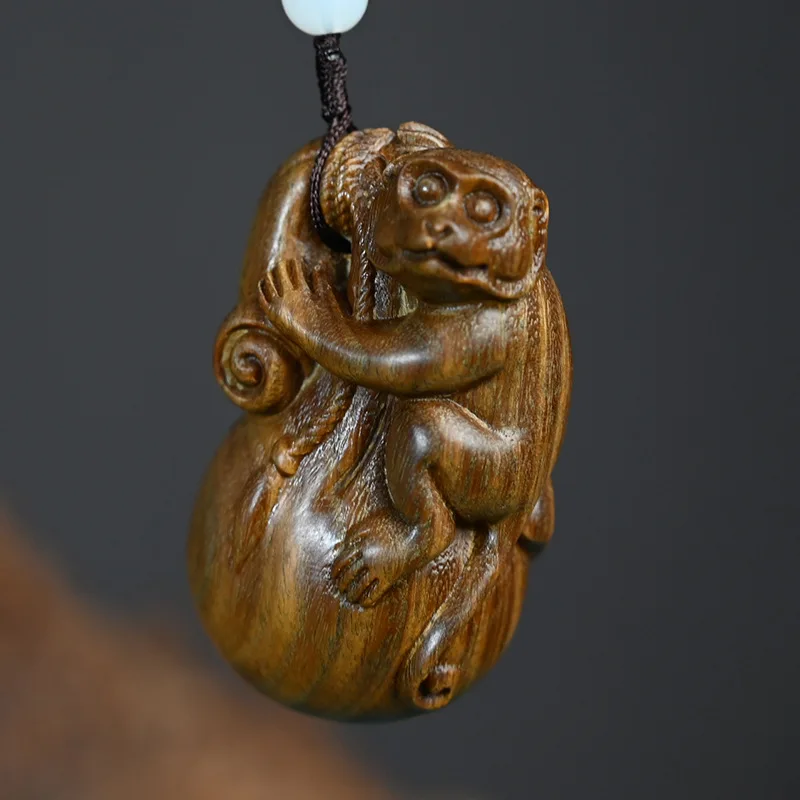 

7X4X3.5 CM Zodiac Monkey Hand Carved Green Sandalwood Figurine Lucky Netsuke Mini Pendant Feng Shui Home Decor - #W057