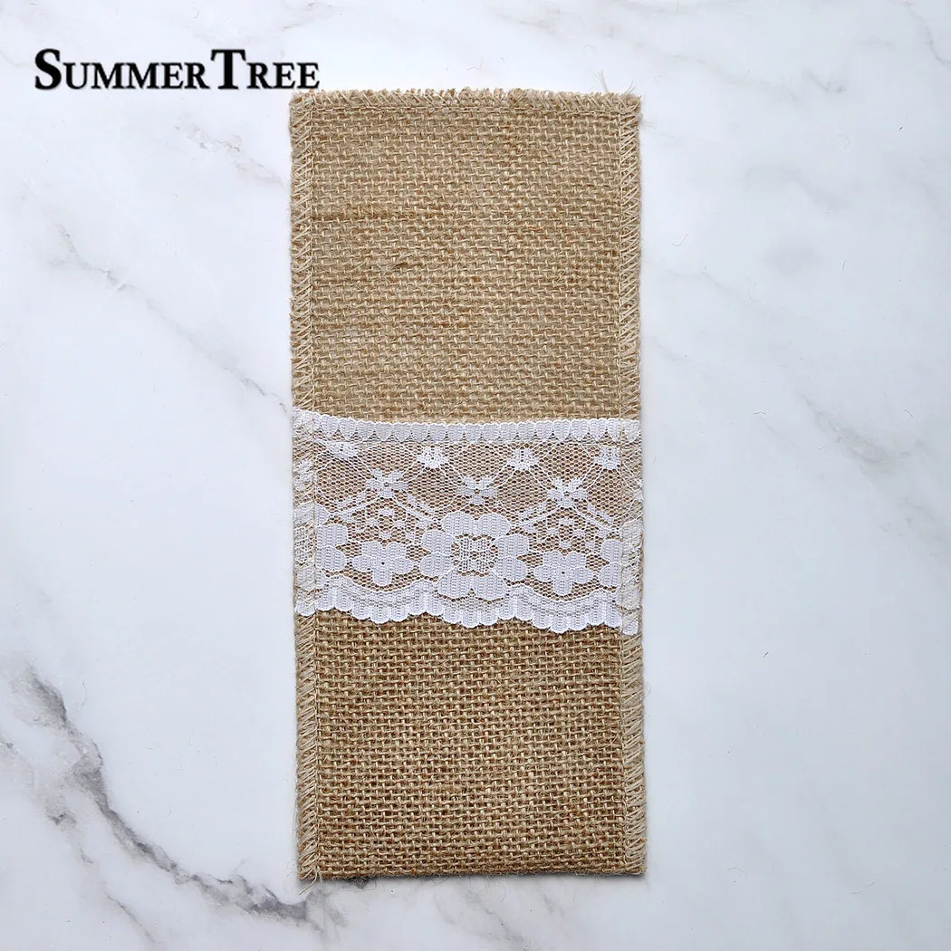 Декорированном мешковиной горшке кружевной мешочек для столовых приборов