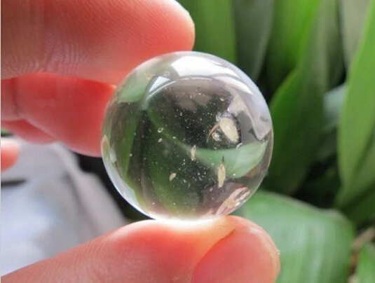 Натуральный прозрачный камень в камне все содержат кварцевый кристалл